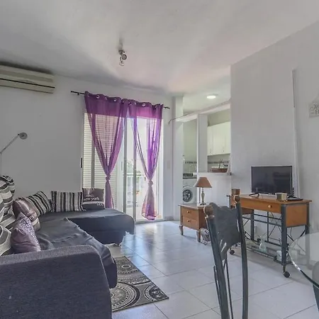 Spacious 1 Bedroom With Salt Views Lägenhet
