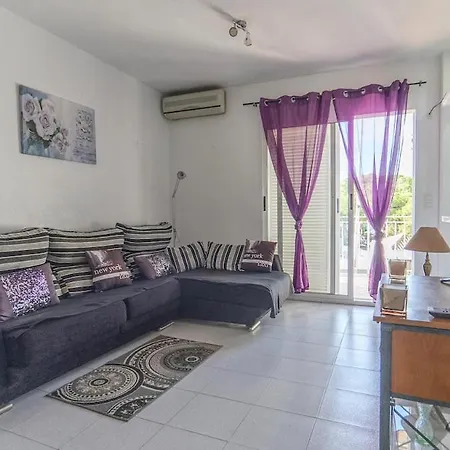 Spacious 1 Bedroom With Salt Views Lägenhet