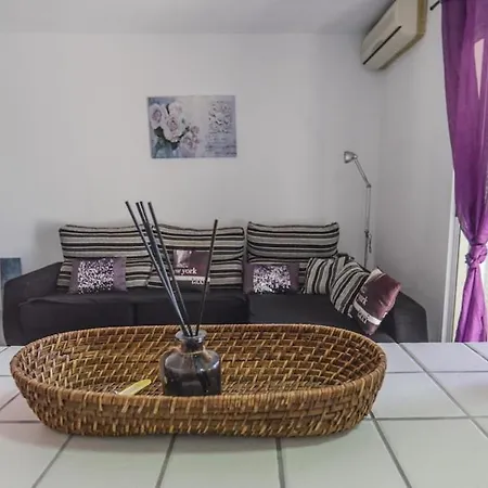 Spacious 1 Bedroom With Salt Views