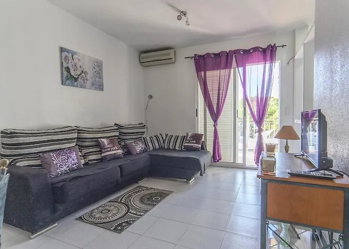 Spacious 1 Bedroom With Salt Views Apartment