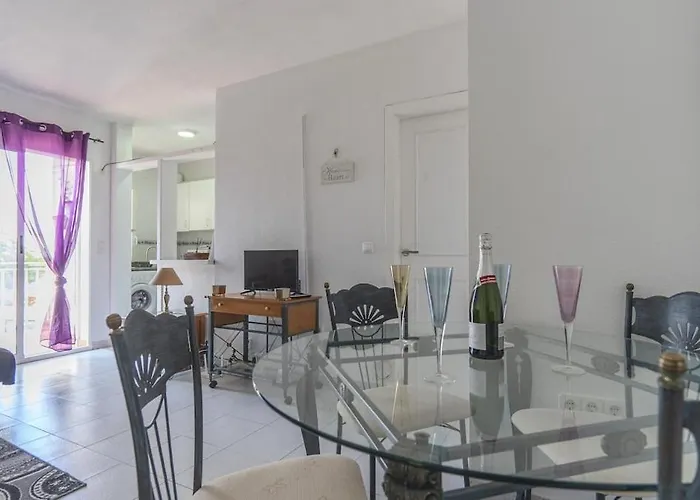 Apartment Spacious 1 Bedroom With Salt Views