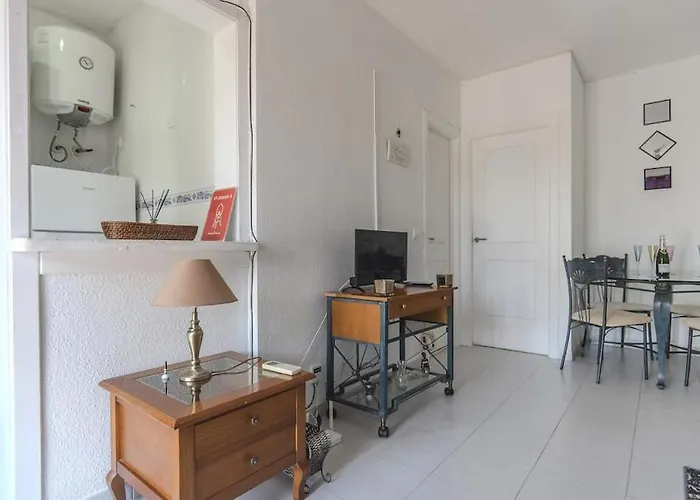 Apartment Spacious 1 Bedroom With Salt Views