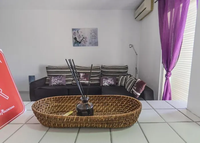 Spacious 1 Bedroom With Salt Views