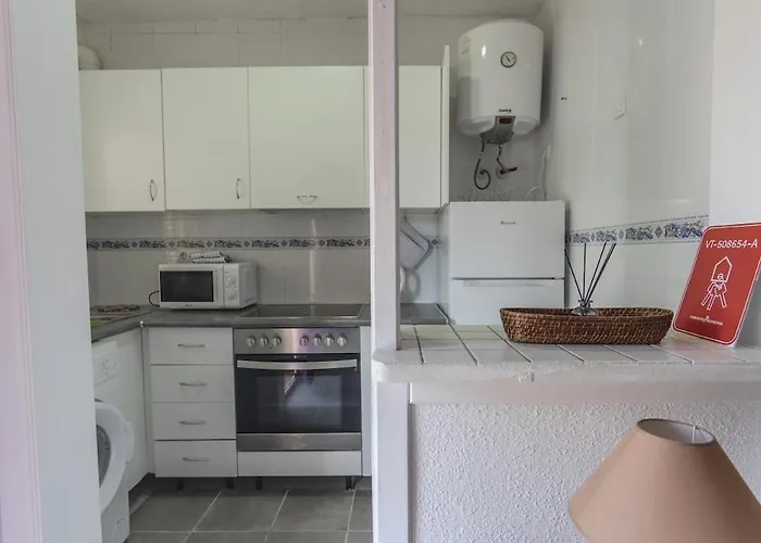 Spacious 1 Bedroom With Salt Views *